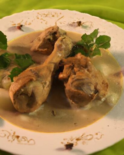 Kashmiri Yakhni Chicken: Creamy Yogurt-Based White Curry Delight